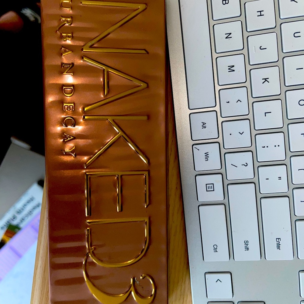Naked eyeshadow pallet like new no brush 25$